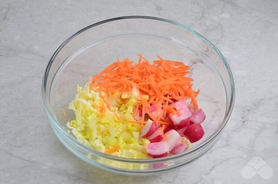 Peking Cabbage Salad with bell pepper and carrots: photo of recipe preparation, step 2