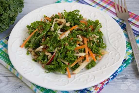 Salad of curly cabbage, apples and carrots: photo of recipe preparation, step 3