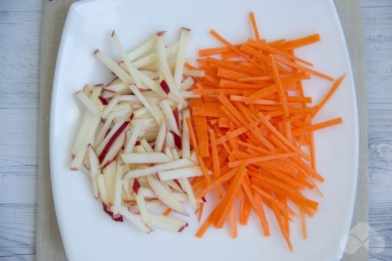 Salad of curly cabbage, apples and carrots: photo of recipe preparation, step 2