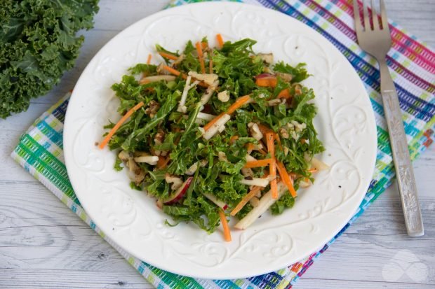 Salad of curly cabbage, apples and carrots