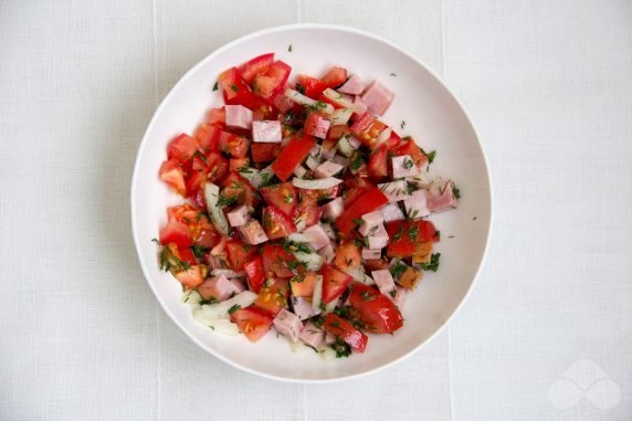Salad with tomatoes and ham: photo of recipe preparation, step 2