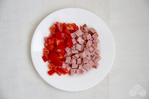 Salad with tomatoes and ham: photo of recipe preparation, step 1