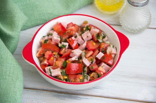 Salad with tomatoes and ham