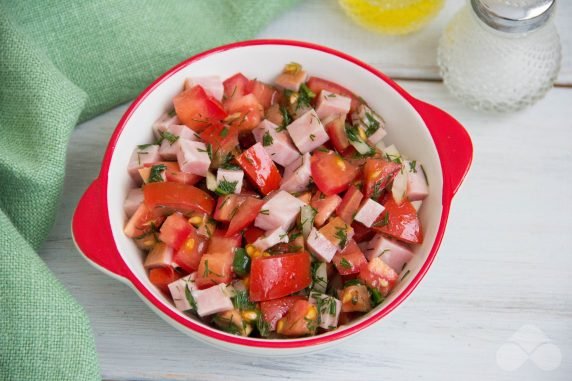 Salad with tomatoes and ham: photo of recipe preparation, step 3