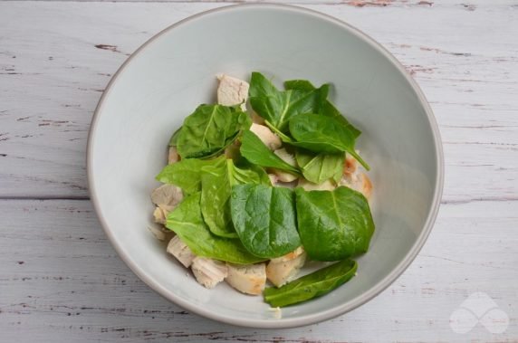 Meat salad with chicken, spinach and vegetables: photo of recipe preparation, step 3