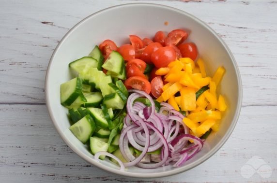 Meat salad with chicken, spinach and vegetables: photo of recipe preparation, step 4