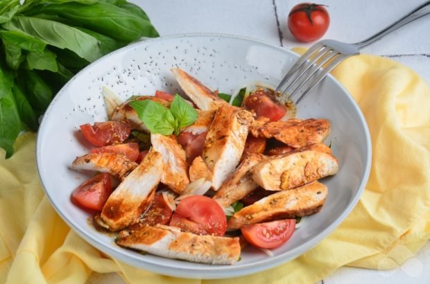 Vegetable salad with grilled chicken fillet