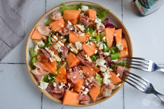 Salad with melon, prosciutto and goat cheese: photo of recipe preparation, step 4