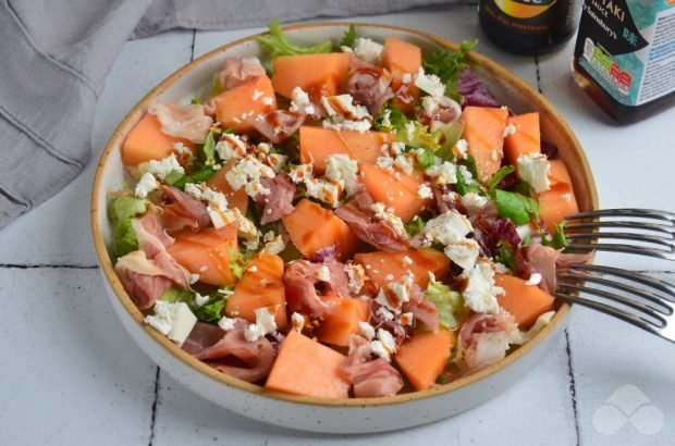 Salad with melon, prosciutto and goat cheese