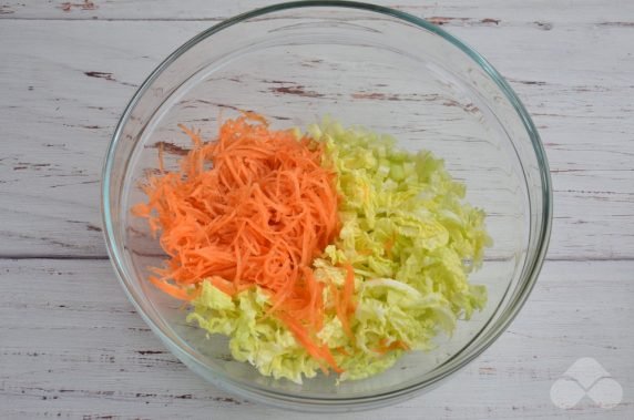 Dietary cabbage salad with carrots and crab sticks: photo of recipe preparation, step 1