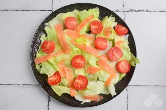 Caesar salad with smoked salmon: photo of recipe preparation, step 2