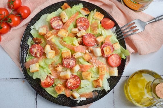 Caesar salad with smoked salmon: photo of recipe preparation, step 3