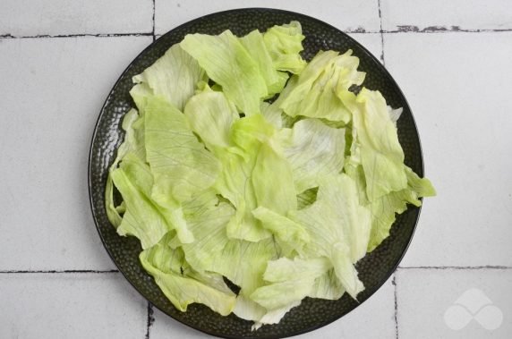 Caesar salad with smoked salmon: photo of recipe preparation, step 1