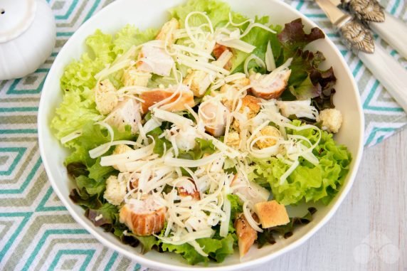 Caesar Salad with smoked chicken: photo of recipe preparation, step 2