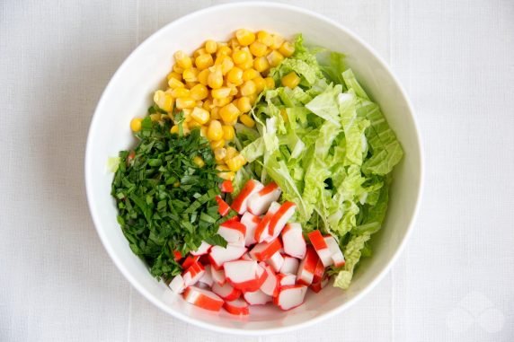 Salad of Peking cabbage, corn and crab sticks: photo of recipe preparation, step 4