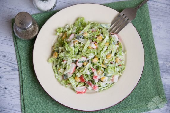 Salad of Peking cabbage, corn and crab sticks: photo of recipe preparation, step 5