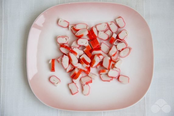 Salad of Peking cabbage, corn and crab sticks: photo of recipe preparation, step 2