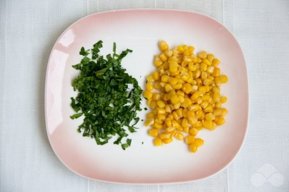 Salad of Peking cabbage, corn and crab sticks: photo of recipe preparation, step 3