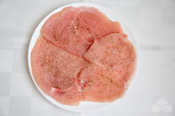 Turkey chops with tomatoes and cheese in the oven: photo of recipe preparation, step 3