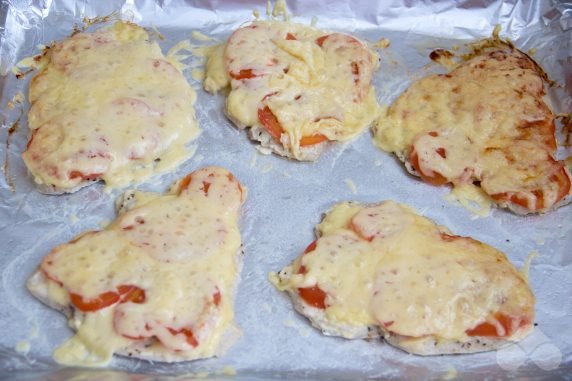 Turkey chops with tomatoes and cheese in the oven: photo of recipe preparation, step 8