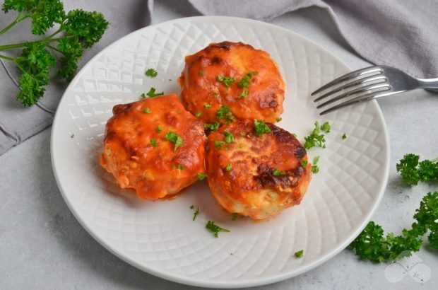 Meatballs in tomato and sour cream – a simple and delicious recipe with photos (step by step)