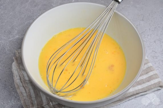 Omelet with herbs, oregano and garlic: photo of recipe preparation, step 1