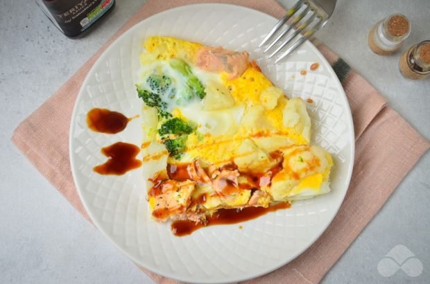 Omelette with salmon and cauliflower
