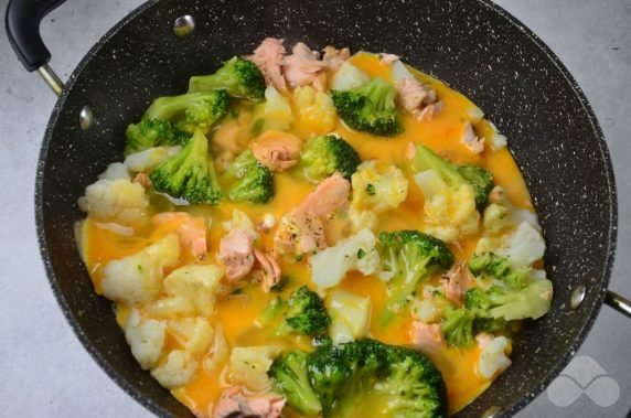 Omelette with salmon and cauliflower: photo of recipe preparation, step 5