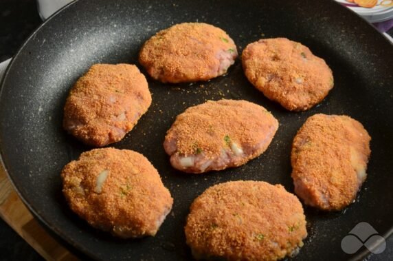 Pork cutlets with cottage cheese and herbs: photo of recipe preparation, step 5