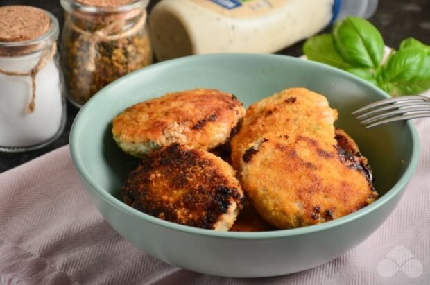Pork cutlets with cottage cheese and herbs