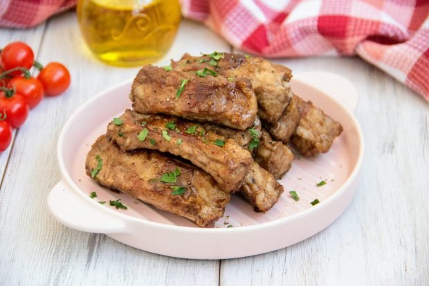 Pork ribs with soy sauce in a frying pan