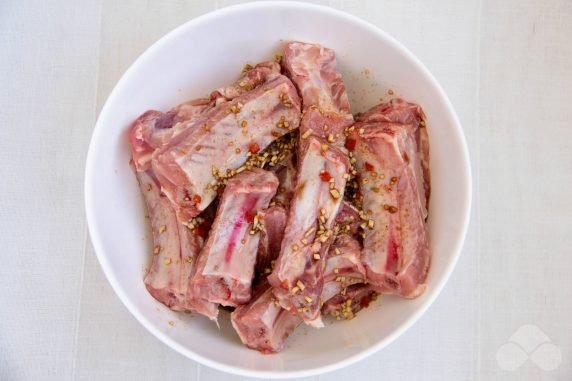 Pork ribs with soy sauce in a frying pan: photo of recipe preparation, step 2