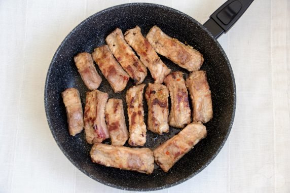 Pork ribs with soy sauce in a frying pan: photo of recipe preparation, step 3