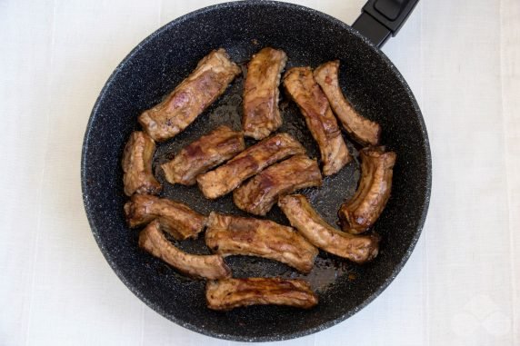 Pork ribs with soy sauce in a frying pan: photo of recipe preparation, step 4