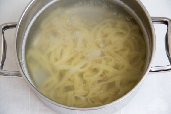 Fettuccine pasta with shrimp: photo of recipe preparation, step 1