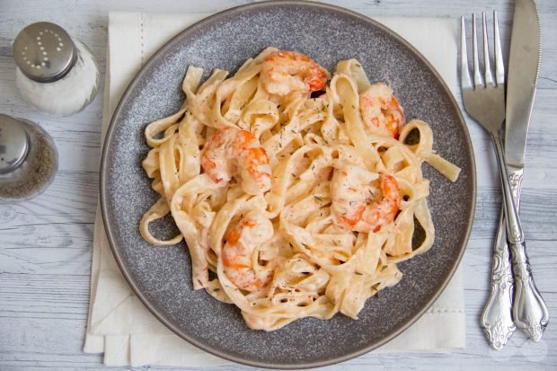 Fettuccine pasta with shrimp