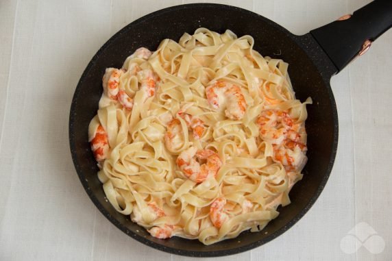 Fettuccine pasta with shrimp: photo of recipe preparation, step 5