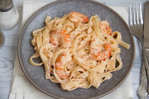 Fettuccine pasta with shrimp: photo of recipe preparation, step 6