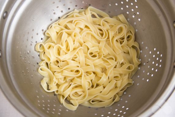 Fettuccine pasta with shrimp: photo of recipe preparation, step 2