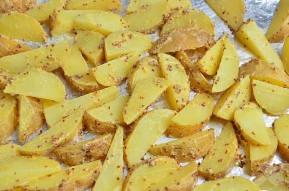 Rustic potatoes baked with mustard: photo of recipe preparation, step 3