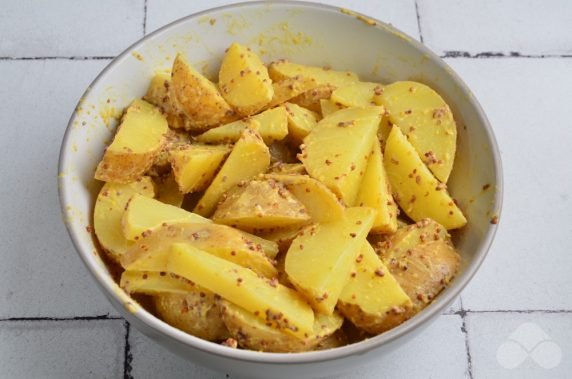 Rustic potatoes baked with mustard: photo of recipe preparation, step 2