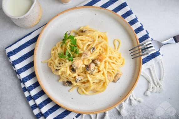 Spaghetti in sauce with mushrooms and cheese: photo of recipe preparation, step 5