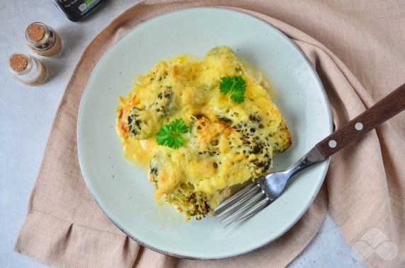 Chicken with broccoli under cheese: photo of recipe preparation, step 5