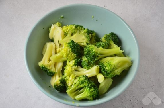 Chicken with broccoli under cheese: photo of recipe preparation, step 1