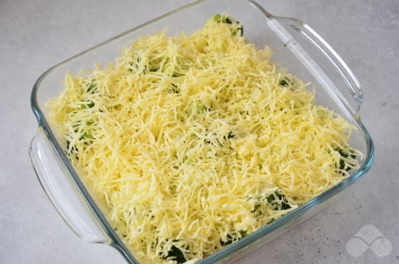 Chicken with broccoli under cheese: photo of recipe preparation, step 4