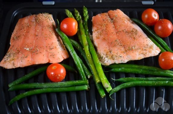 Salmon with vegetables on an electric grill: photo of recipe preparation, step 3