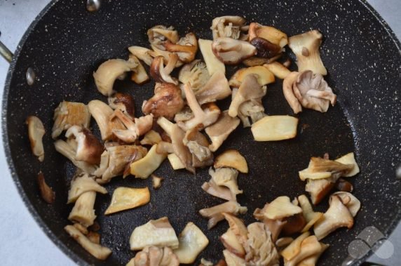 Pasta with mushrooms and bacon: photo of recipe preparation, step 1