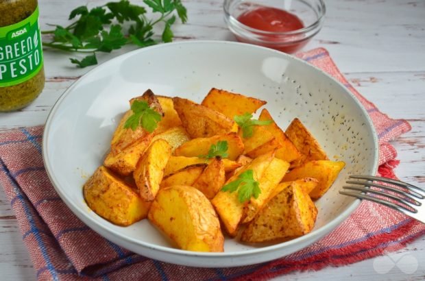 Rustic potatoes with spices and onion powder