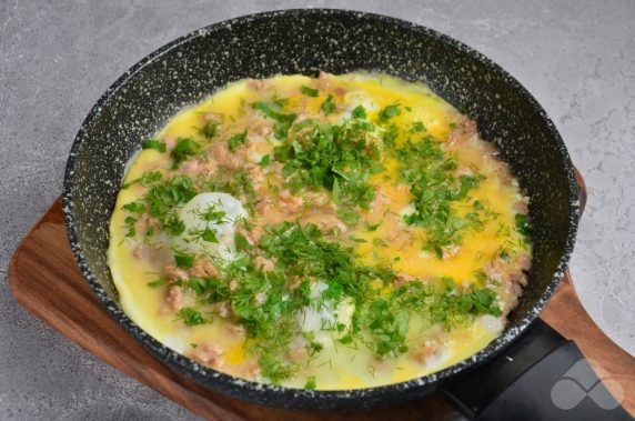 Omelet with tuna and herbs: photo of recipe preparation, step 4