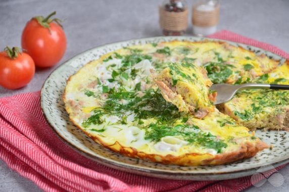 Omelet with tuna and herbs: photo of recipe preparation, step 5